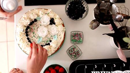 Две нимфы поочерёдно отдались в попку своему любимому соседу по квартире