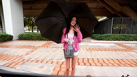 Худая дурочка повелась на деньги и трахнулась в микроавтобусе с нигером