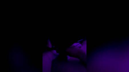 Пристроил хуй в мокрую киску спящей подружки вынуждая трахаться посреди ночи