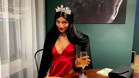 Русская королева красоты ебется в анал за большие деньги и играет со спермой во рту