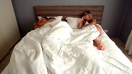 Счастливчик ублажает одним хуем парочку стройных и развратных блондинок