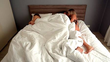 Счастливчик ублажает одним хуем парочку стройных и развратных блондинок