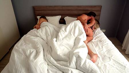 Счастливчик ублажает одним хуем парочку стройных и развратных блондинок