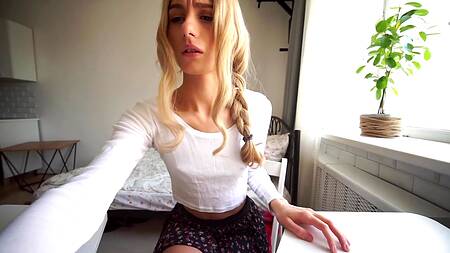 Худенькую блондинку отвлекает от работы развратный парень с большим членом