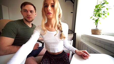 Худенькую блондинку отвлекает от работы развратный парень с большим членом