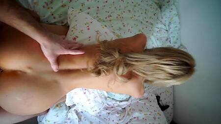 Худенькую блондинку отвлекает от работы развратный парень с большим членом