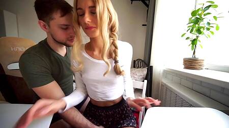 Худенькую блондинку отвлекает от работы развратный парень с большим членом