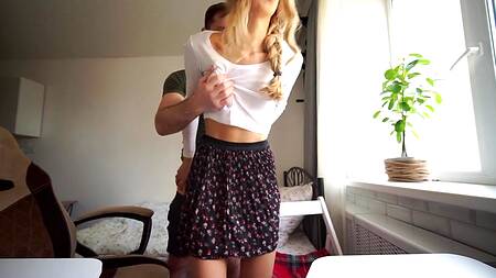 Худенькую блондинку отвлекает от работы развратный парень с большим членом