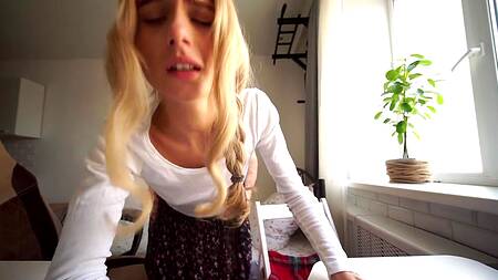 Худенькую блондинку отвлекает от работы развратный парень с большим членом