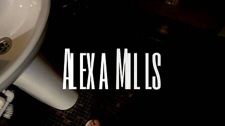 Гулящая русская телка вымаливает прощение у бойфренда жарко трахаясь в тугую пизду