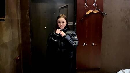 Гулящая русская телка вымаливает прощение у бойфренда жарко трахаясь в тугую пизду