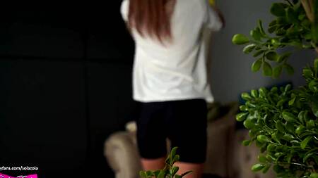 Красотка горничная и шлюшка по совмещению соблазняет клиента потрахаться вместо работы