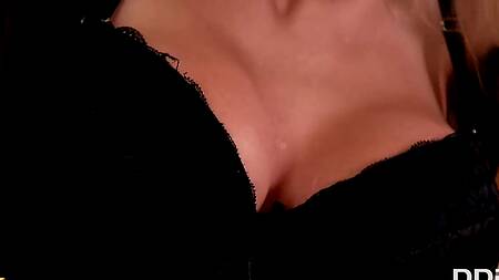 Милфа угощает мужика вином и своими дырочками