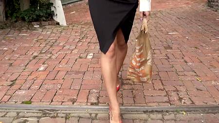 Застряла в окне и спровоцировала мужчин на МЖМ