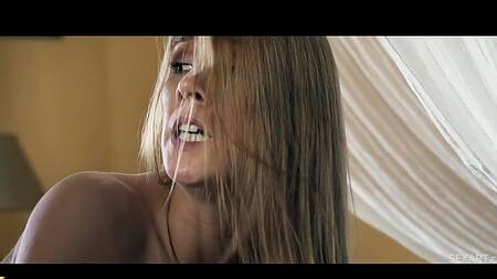 Влюбленная пара возвращается в постель, чтобы трахнуться с утра