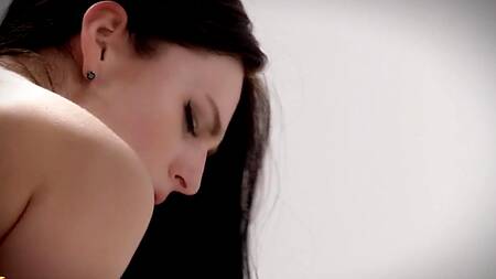 Красавица соблазняет любимого на нежный секс