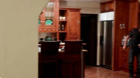 Подруга дочери показала попку и соблазнила на еблю