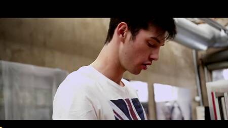 Студент в библиотеке трахает рыжую художницу