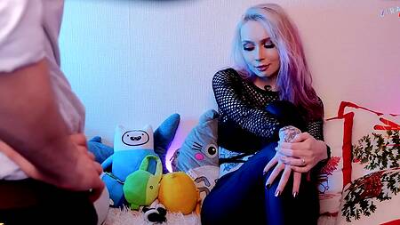 Татуированная неформалка берет в рот большой хуй ради денег на концерт