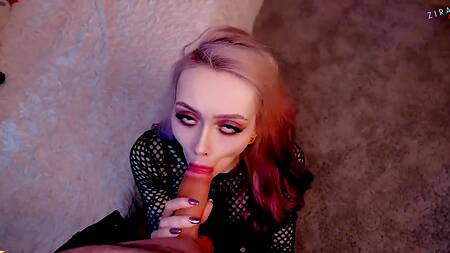 Татуированная неформалка берет в рот большой хуй ради денег на концерт