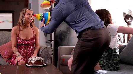 Один толстый член на двоих - для именинницы и ее сексуальной подружки