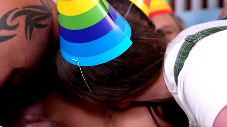 Один толстый член на двоих - для именинницы и ее сексуальной подружки