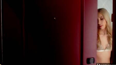 Негр портье угождает богатой блондинке своим огромным хуем очень жестко трахая в ванной