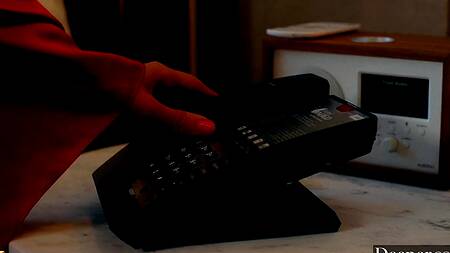 Негр портье угождает богатой блондинке своим огромным хуем очень жестко трахая в ванной