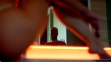 Негр портье угождает богатой блондинке своим огромным хуем очень жестко трахая в ванной