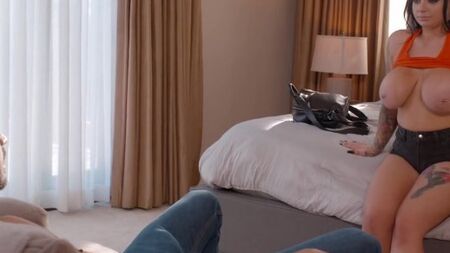 Толстушка с классными буферами дико скачет на огромном стояке приятеля ее бойфренда