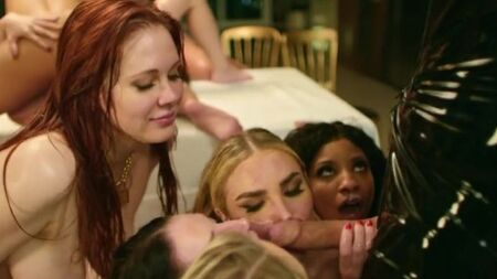 Бесподобная оргия с известными порноактрисами жаждущими жесткой долбежки