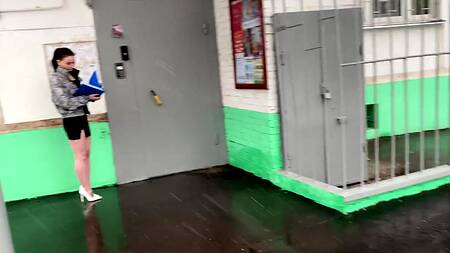 Полный рот спермы у развратной риелторши с анальной пробкой в жопе