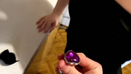 Полный рот спермы у развратной риелторши с анальной пробкой в жопе