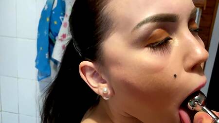 Полный рот спермы у развратной риелторши с анальной пробкой в жопе