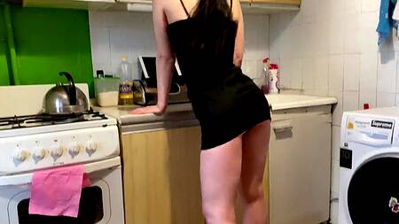 Полный рот спермы у развратной риелторши с анальной пробкой в жопе