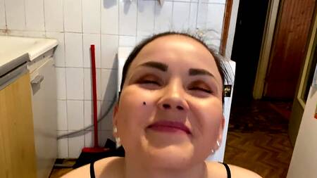 Полный рот спермы у развратной риелторши с анальной пробкой в жопе