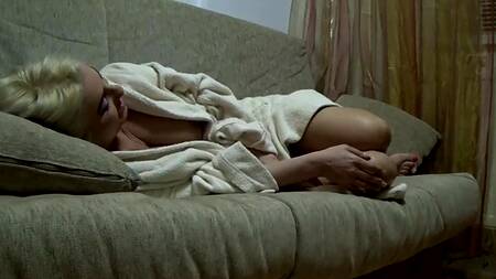 Зрелая блондинка с большими сиськами проснулась из-за члена в ее ротике