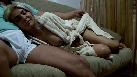 Зрелая блондинка с большими сиськами проснулась из-за члена в ее ротике