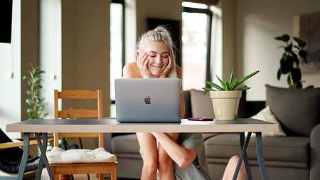 Малышка Eva Elfie выебана во время онлайн совещания из-за очень мокрой киски