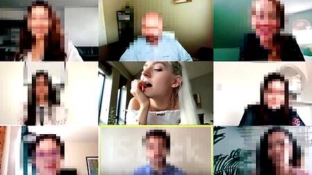 Малышка Eva Elfie выебана во время онлайн совещания из-за очень мокрой киски