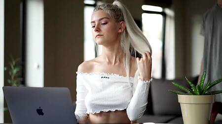 Малышка Eva Elfie выебана во время онлайн совещания из-за очень мокрой киски