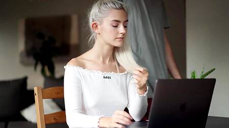 Малышка Eva Elfie выебана во время онлайн совещания из-за очень мокрой киски