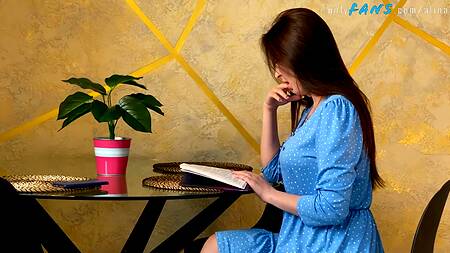 Возбужденной цыпочке пришлось вызвать сантехника и развести его на страстный секс