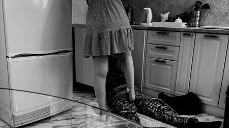 Возбужденной цыпочке пришлось вызвать сантехника и развести его на страстный секс