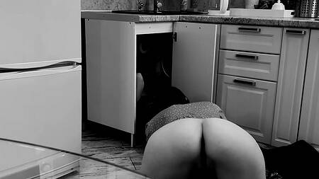 Возбужденной цыпочке пришлось вызвать сантехника и развести его на страстный секс