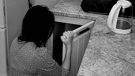 Возбужденной цыпочке пришлось вызвать сантехника и развести его на страстный секс