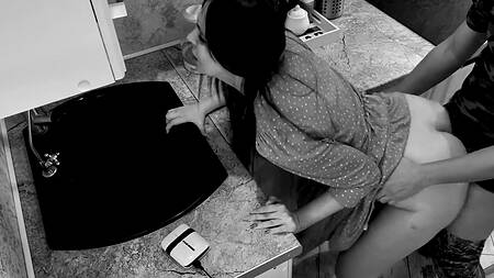 Возбужденной цыпочке пришлось вызвать сантехника и развести его на страстный секс