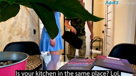 Возбужденной цыпочке пришлось вызвать сантехника и развести его на страстный секс