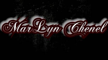 Развратная пышка с гладкой киской хочет фистинг и бурную порнушку