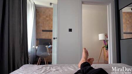 Для молодой девушки жилистый длинный член намного слаще чем банан